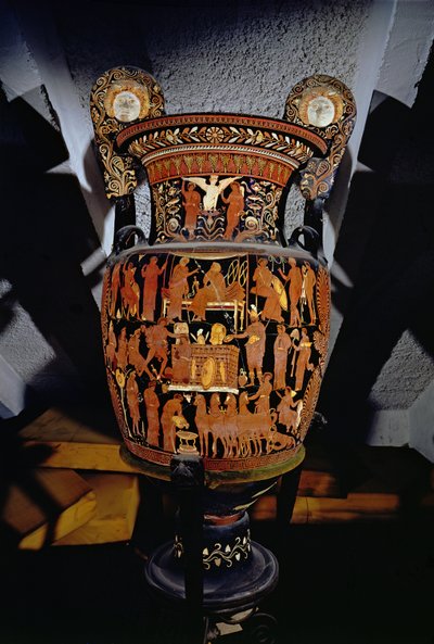 Apuliai vörös alakos volutakráter, amelyet a trójai foglyok Akhilleusz általi feláldozásának jelenete díszített a görög Patroklosz temetésén, Kanosából, Kr.e. IV. században (kerámia) (lásd még: 119458) alkotó: Darius Painter